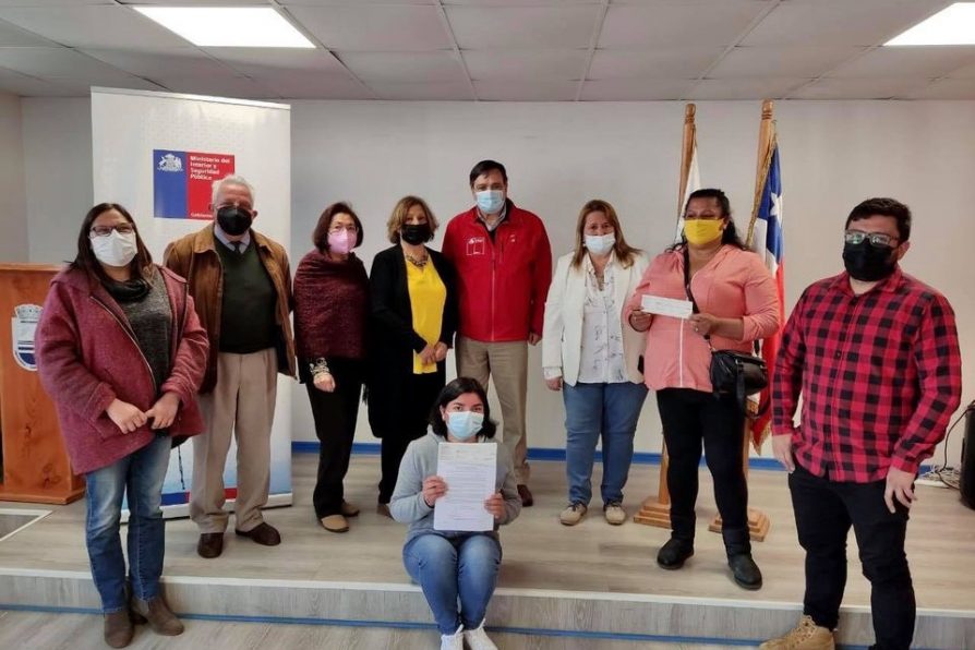 DPP Cardenal Caro entrega cheques FONDES a organizaciones sociales de Pichilemu